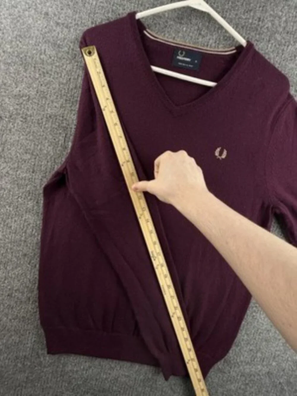 Fred Perry Wool Logo Medium Sweater Long Sleeve V-Neck Pullover Maroon Men Knit